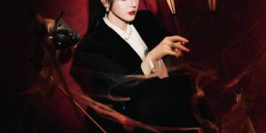 迪丽热巴《歌剧风》造型惊艳，刺绣西装显女王风范