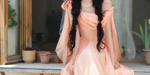 章若楠“果汁少女”造型：双麻花辫搭配温柔笑眼，清纯感满屏