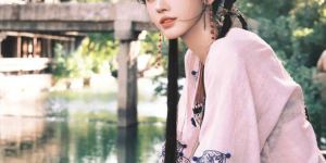 鞠婧祎粉色襦裙《俏皮灵动》嘟嘴甜笑《娇憨可人》