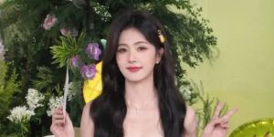 白鹿淡黄长裙亮相，托腮微笑显俏皮甜美