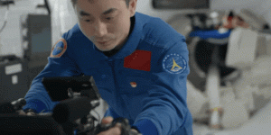 影院新片 | 《窗外是蓝星》：星光洒满人间